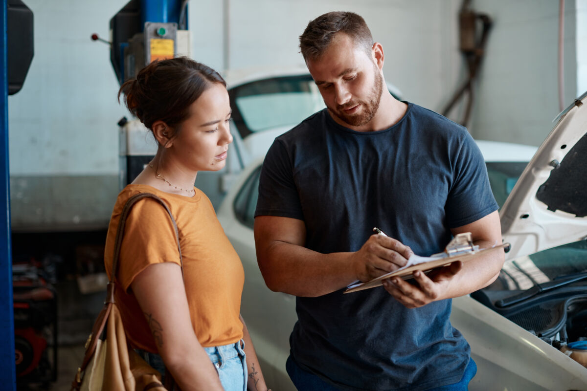 woman talking to auto body extimator