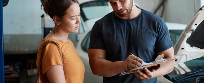 woman talking to auto body extimator